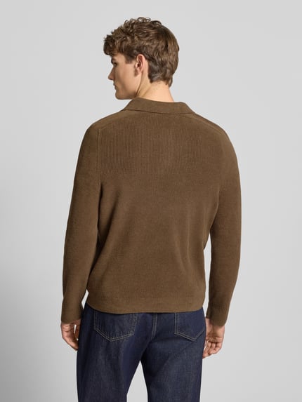 Männermodel trägt Regular Fit Strickpullover mit Polokragen von Marc O'Polo Denim, Optik: Unifarben, Materialverarbeitung: Rippstrick, Ganzkörperansicht Rückansicht.