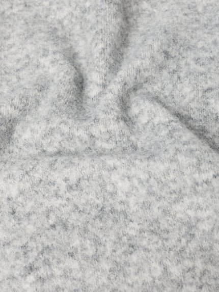 Produktfoto, grauer und weiß melierter Stoff mit weicher, wolliger Textur, Schal mit Woll-Anteil von Jake*s Casual