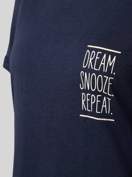 Produktfoto, dunkelblauer Comfort Fit Pyjama aus Baumwoll-Viskose-Mix Modell 'Perfect Nights T-Shirt' von s.Oliver RED LABEL mit weißem Schriftzug und weicher Textur