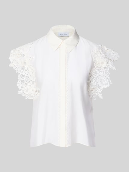 Produktfoto, Regular Fit Bluse mit Spitzenbesatz Modell 'MOLLY' von Copenhagen Muse, biała, z mieszanki materiałów, kołnierzyk koszulowy, zakryta listwa guzikowa, krój regular fit, długość tyłu 62 cm, długość rękawa 10 cm, dla kobiet, wyraźne koronki na rękawach, gładka tekstura