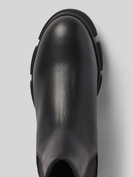 Produktfoto, schwarzer Stiefel aus echtem Leder mit Logo-Detail, abgerundete Passform, profilierte Sohle von Copenhagen, strukturierte Oberfläche