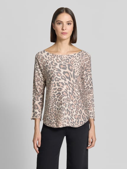 Frauenmodel trägt T-Shirt aus Viskose-Mix mit Strukturmuster Modell 'Samara' von ZABAIONE, beige mit Animal-Print, Ganzkörperansicht von vorne, Regular Fit, U-Boot-Ausschnitt, 3/4-Arm, abgerundeter Saum, Damen T-Shirt.