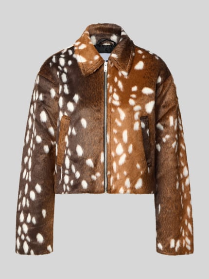 Produktfoto, Jacke mit Eingrifftaschen Modell 'COLE' von NOISY MAY®, braune und beigefarbene Felloptik mit weißen Punkten, gerader Schnitt, Kentkragen, Reißverschluss, seitliche Eingrifftaschen, Rückenteil 51 cm, Schulterbreite 45 cm, Brustweite 51 cm, Ärmellänge 59 cm
