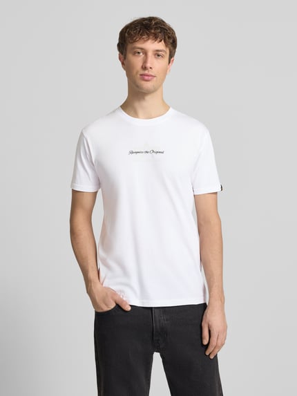Männermodel trägt Herren T-Shirt mit Label-Detail Modell 'Foam' von Alpha Industries in Weiß, Reine Baumwolle, Gerader-Schnitt, Nahaufnahme Oberkörper.