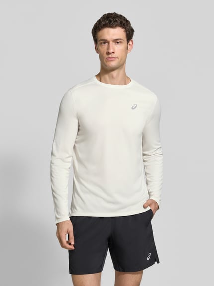 Männermodel trägt Regular Fit Langarmshirt mit logoprint van ASICS, ronde hals, lange mouwen, ruglengte maat M 72 cm, Ganzkörperansicht von vorne.