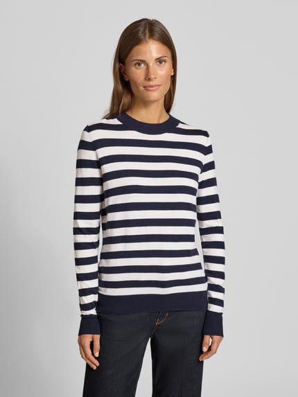 Frauenmodel trägt Strickpullover mit Rundhalsausschnitt von Christian Berg Woman, Viskose-Mix, tailliert, navy-weiß gestreift, Ganzkörperansicht von vorne.