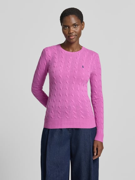 Frauenmodel trägt Regular Fit Pullover aus Woll-Kaschmir-Mix 'JULIANNA' von Polo Ralph Lauren in Pink mit Strickstruktur, Damen Langarmshirt, Nahaufnahme Oberkörper.