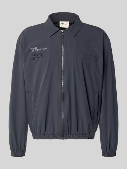 Produktfoto, Regular Fit Hemdjacke mit Logo Modell 'HALO MOVE' von HALO, kolor ciemnoszary, wykładany kołnierz, zamek błyskawiczny, długość tyłu w rozmiarze M: 66 cm, długość rękawów w rozmiarze M: 61 cm, gładka tekstura