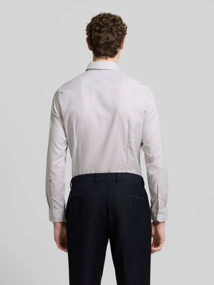 Männermodel trägt Slim Fit Business Hemd aus Baumwolle mit Button-Down-Kragen von SEIDENSTICKER, feines Karo, Ganzkörperansicht Rückansicht. Rückenlänge 78 cm, Schulterbreite 42 cm, Ärmellänge 65 cm.
