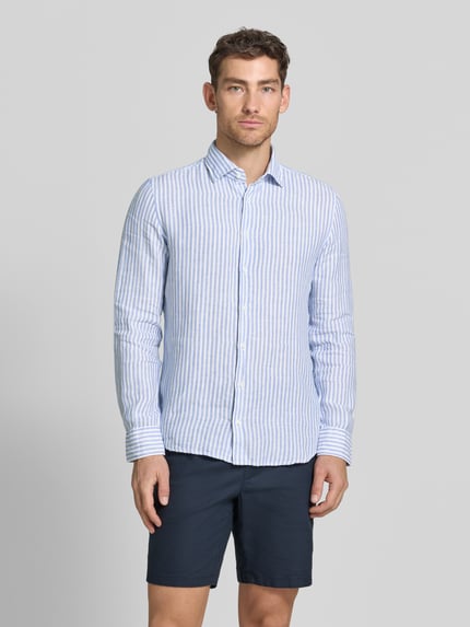 Männermodel trägt Slim Fit Business-Hemd mit Kentkragen von SEIDENSTICKER aus zuiver linnen im all-over look in lichtblauw en wit, ruglengte 76 cm, schouderbreedte 40 cm, mouwlengte 76 cm, ganzkörperansicht von vorne.