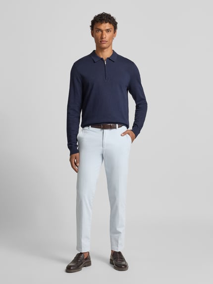 Mannelijk model draagt Slim Fit Schmale Broek uit katoenmix Model 'KAITON1' van BOSS in effen lichtblauw twill, regular lengte, met labelstitching, logodetail, riemlussen, knoop- en ritssluiting, achterzakken en steekzakken, volledige frontale lichaamsweergave.