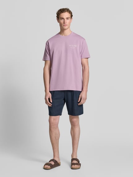 Männermodel trägt Relaxed Fit T-Shirt aus reiner Baumwolle von Marc O'Polo, Optik: Unifarben, Regular-Fit, Label-Print, Rundhals, Kurzarm, Materialverarbeitung: Jersey, Herren T-Shirt, Ganzkörperansicht von vorne.