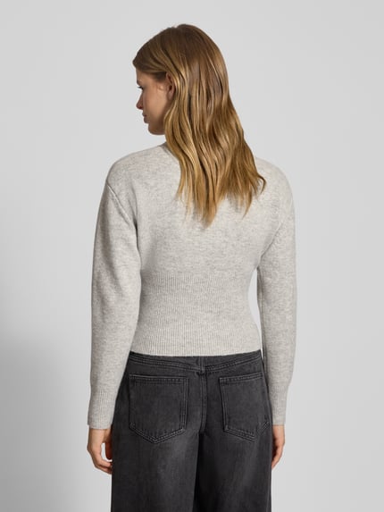Frauenmodel trägt Strickpullover mit gerippten Abschlüssen Modell 'SLOAN' von Noisy May in Hellgrau, Material-Mix, Rückansicht Ganzkörperansicht.