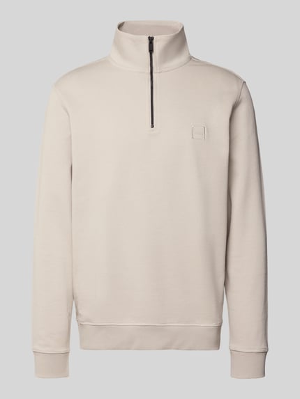 Produktfoto, Regular Fit Sweatshirt aus reiner Baumwolle Modell 'ZETRUST' von BOSS Orange in Optik: Unifarben mit Label-Patch, Troyer-Kragen, Langarm, Ärmelabschluss und Rumpfabschluss gerippt, Materialverarbeitung: Baumwoll-Terry, Farbe Beige, glatte Textur.