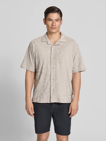 Männermodel trägt Regular Fit Freizeithemd aus Baumwoll-Mix Modell 'WE_FLOWER' von BOSS Orange, unifarben, kurzarm, Frottee, Ganzkörperansicht von vorne.