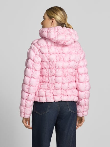 Vrouwenmodel draagt Jacke mit Kapuze und Label-Patch Modell 'TORY' van Frieda & Freddies in lichtroze met recht model, gewatteerde textuur, labelpatch, capuchon, drukknoopsluiting en ritssluiting, ruglengte maat 36: 55 cm, schouderbreedte: 48 cm, borstwijdte: 45 cm, mouwlengte: 60 cm, Ganzkörperaanzicht achteraan.