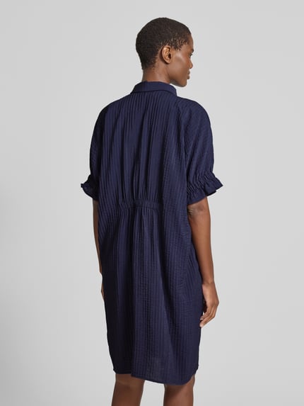 Vrouwenmodel draagt knielang Hemdblusenkleid met verdekte knoopsluiting van FREE/QUENT in viscosemix met structuurpatroon, rugaanzicht.