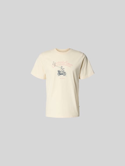 Produktfoto, Regular Fit T-Shirt mit Motiv-Print von Forét, damski t-shirt z bawełny, krój regular fit, nadruk z logo i motywem, okrągły dekolt, długość tyłu w rozmiarze M: 67 cm, kremowy kolor, gładka tekstura