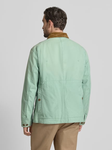 Männermodel trägt Jacke mit Kentkragen von Polo Ralph Lauren aus reiner Baumwolle in Mintgrün, Regular Fit, Ganzkörperansicht Rückansicht.