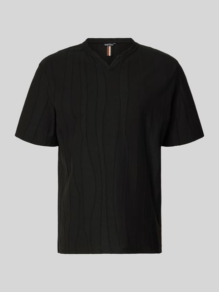 Produktfoto, T-Shirt mit Strukturmuster und V-Ausschnitt von Antony Morato, Baumwoll-Mix, Regular-Fit, schwarze Farbe, Vorderansicht.