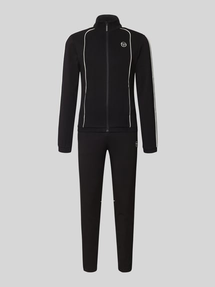 Męski model nosi Slim Fit Tracksuit mit Logo-Stitching model 'Egeo' von SERGIO TACCHINI, czarny, mieszanka bawełny, stójka, zamek błyskawiczny, elastyczne wykończenia, krój slim fit. Ganzkörperansicht von vorne.
