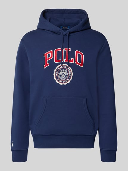 Produktfoto, Relaxed Fit Hoodie aus Baumwoll-Mix von Polo Ralph Lauren in Dunkelblau mit rotem und weißem Logo, glatte Textur. Herren Sweatshirt von Polo Ralph Lauren
