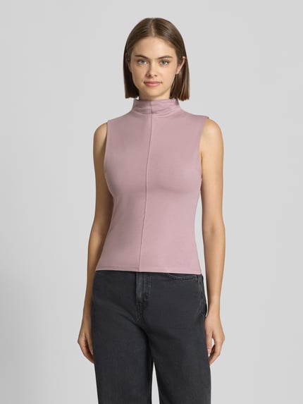 Frauenmodel trägt Slim Fit Top aus Baumwoll-Mix Modell 'Belisa' von Topshop in zartem Rosa, Stehkragen, glatte Textur, Ganzkörperansicht von vorne. Rückenlänge bei Größe S: 56 cm.