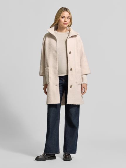 Frauenmodel trägt Teddymantel mit hohem Stehkragen von TOM TAILOR in Unifarbe, Longline-Länge, reine Polyesterstruktur, Ganzkörperansicht von vorne.