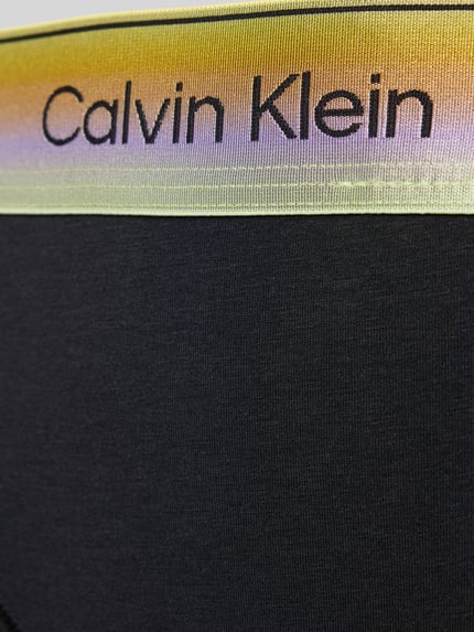 Frauenmodel trägt String aus Baumwoll-Mix von Calvin Klein Underwear, Optik: Unifarben, Label-Bund, Bundabschluss: Elastisch, Nahaufnahme Oberkörper.