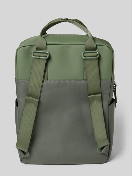 Produktfoto, Rucksack mit Label-Detail von Kapten & Son aus Material-Mix, Hauptfach mit Reißverschluss, Tragehenkel, Schulterriemen, Nebenfach mit Reißverschluss, Maße ca. 28x37x12 cm, Länge Schulterriemen 62 cm.