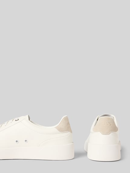 Productfoto, Low Top Sneaker in Lederlook model 'LYDE' van HUGO, wit, ronde neus, vlakke hak, labeldetail, geperforeerde details, vetersluiting, gestructureerde zool, kunstleder.