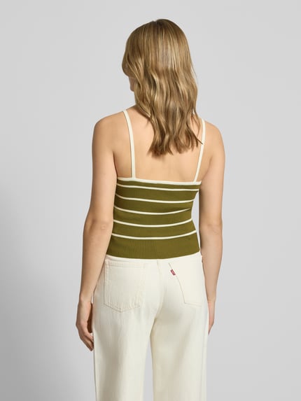 Frauenmodel trägt Crop Top aus Viskose-Mix Modell 'ESTHER' von JJXX in Olive mit Streifen, Cropped, Spaghettiträger, Rückenlänge 48 cm, Ganzkörperansicht Rückansicht.