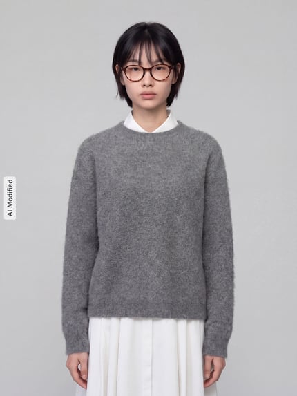 Vrouwenmodel draagt Regular Fit pullover uit mix van scheerwol en kasjmier model 'DECO' van Weekend Max Mara, Dames pullover, grijs, zachte textuur, eenvoudige kleuren, Ganzkörperansicht van voren, KI-modifiziertes Bild