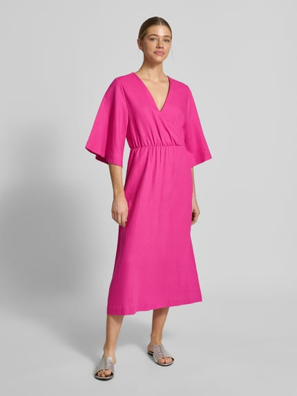 Kobiece modelka nosi Midikleid aus Leinen-Mix mit Kimonoärmeln Modell 'Laura' od GUIDO MARIA KRETSCHMER WOMAN, różowy, dekolt w serek, krój slim fit, długość do połowy łydki, kimono rękawy, widoczne faktury lnu i wiskozy, szerokość w rozmiarze 36: 48 cm, długość tyłu 122 cm, długość rękawa 40 cm, całkowity widok z przodu
