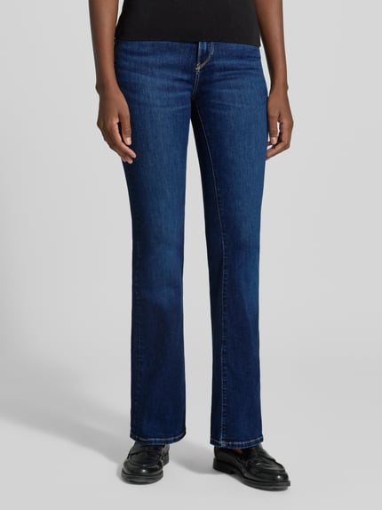 Kobiece model prezentuje Bootcut-Jeans aus Baumwoll-Mix Modell 'Celia' von Garcia w kolorze ciemnoniebieskim, tekstura gładka, Ganzkörperansicht von vorne, damskie bootcut jeansy Garcia.