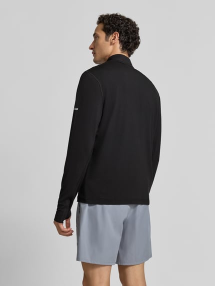 Männermodel trägt schwarzes Regular Fit Sweatshirt mit Stehkragen Modell 'SW_Active QZ' von BOSS Green, glatte Textur, Ganzkörperansicht Rückansicht.