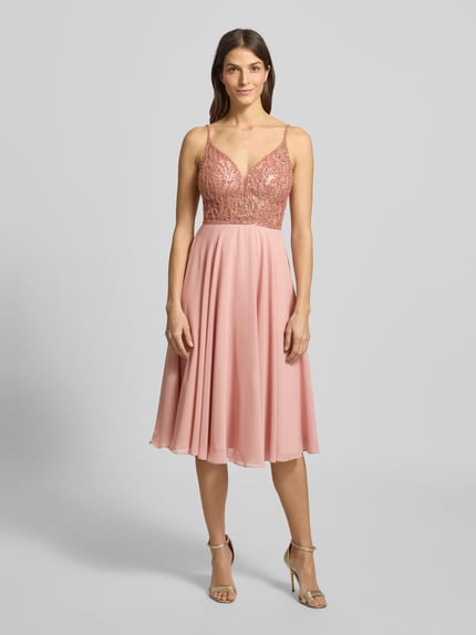 Vrouwenmodel draagt Regular Fit Minikleid mit Ziersteinbesatz van Hey Kyla, roze, transparante textuur, diepe V-hals, voorkant volledig lichaam.