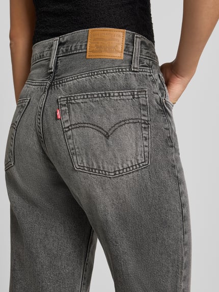 Kobieta nosi szare jeansy o kroju tapered fit z bawełny Tapered Fit Jeans aus reiner Baumwolle Modell 'EASY DAD' od Levi's® 300, zbliżenie na tylne kieszenie
