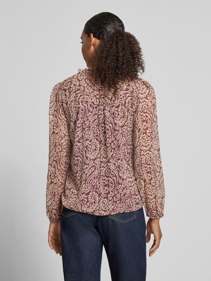 Frauenmodel trägt Regular Fit Langarmbluse mit Bindeverschluss Modell 'DITSY' von ONLY, Muster in Lila und Beige, Ganzkörperansicht Rückansicht, Damen Langarmbluse von ONLY.
