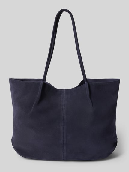 Produktfoto, dunkelblaue Tote Bag aus echtem Rindsleder Modell 'Bella' von MANGO, strukturierte Oberfläche, schmale Schulterriemen, Magnetverschluss, 47x31x13 cm, Schulterriemen 60 cm.