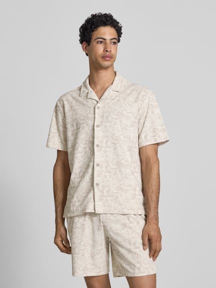 Männermodel trägt Relaxed Fit Freizeithemd mit Baumwoll-Anteil Modell 'CLEMENT' von Only & Sons, Optik:Allover-Muster, Frottee, Ganzkörperansicht von vorne.