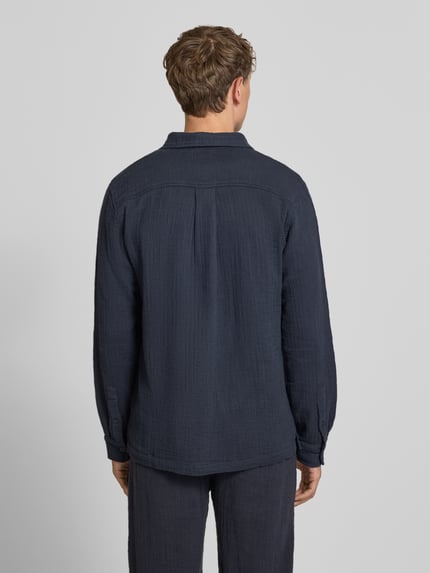 Männermodel trägt Regular Fit Freizeithemd mit Kentkragen von Lindbergh aus Reine Baumwolle in dunklem Blau, texturierte Oberfläche, Langärmelig, durchgehende Knopfleiste, Rückenlänge 73 cm, Schulterbreite 47 cm, Ärmellänge 67 cm, Ganzkörperansicht Rückansicht.