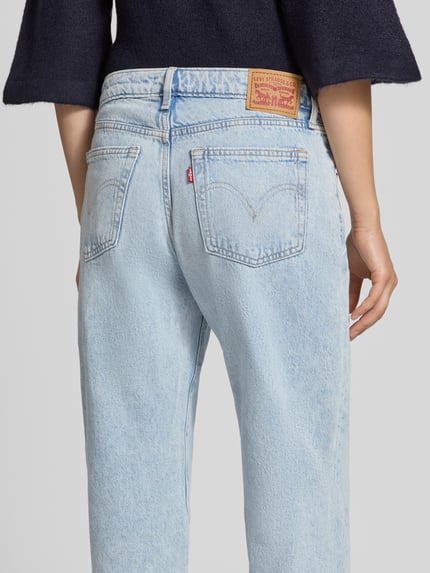 Frauenmodel trägt Loose Fit Jeans aus reiner Baumwolle von Levi’s®, hellblau, kräftige Nähte, Used-Optik, Ganzkörperansicht Rückansicht. Damen Wide & Loose Fit Jeans von Levi’s®.
