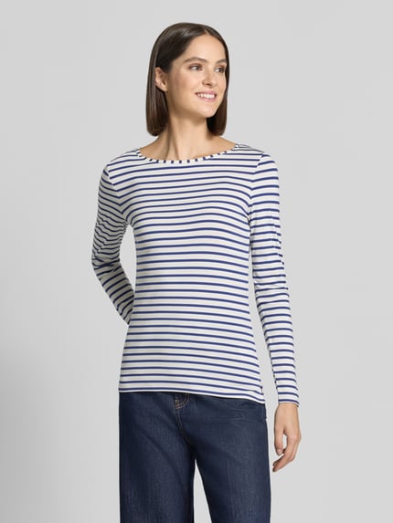 Frauenmodel trägt Regular Fit Langarmshirt aus Baumwoll-Modal-Mix von Oui mit blau-weißem Streifen-Muster, Rundhalsausschnitt, Ganzkörperansicht von vorne.