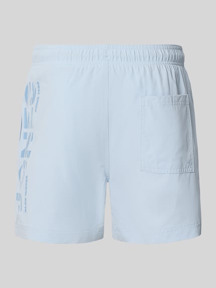 Produktfoto, jasnoniebieskie spodenki kąpielowe z nadrukiem z logo z tyłu, model 'MAUI WAVE' od Jack & Jones, krój regular fit, elastyczny pas
