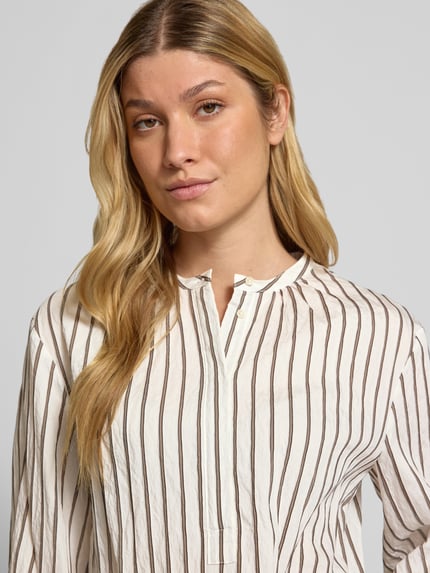 Vrouwenmodel draagt Regular Fit Langarmbluse aus Modal-Mix van Marc O'Polo, wit met bruine strepen, Nahaufnahme bovenlichaam.