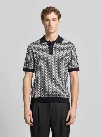 Männermodel trägt Regular Fit Poloshirt mit Polokragen Modell 'Tamian' von Drykorn, reine Baumwolle, Ganzkörperansicht von vorne.
