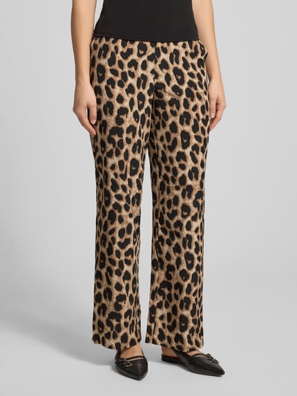 Frauenmodel trägt Weite Hose mit Animal Print Modell 'GURLA' von Pieces, efekt: wzór zwierzęcy na całej powierzchni, szerokie nogawki, elastyczny ściągacz, wpuszczane kieszenie, całkowity widok z przodu