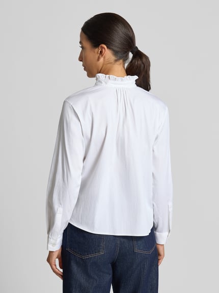 Vrouwenmodel draagt Regular Fit Bluse mit Stehkragen und Rüschen van Smith and Soul, wit katoenmix met stretch, knoopsluiting, ruglengte 57 cm, mouwlengte 29 cm, geheel van achteren.