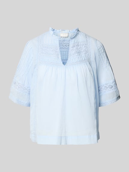 Produktfoto, lichtblauwe blouse met gehaakt kant, serafinokraag, 1/2-mouwen, ruglengte maat 36: 58 cm, model 'Siama' van Neo Noir, loose fit